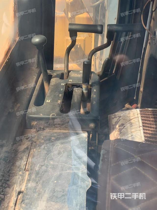 駕駛室操作臺(tái)（設(shè)備外觀及核心部件）