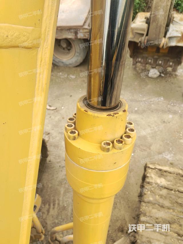大臂油缸整体 竖拍（工作和回转装置）