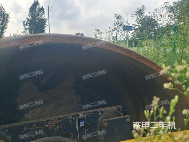 前车架正右侧（压路机前后车架）