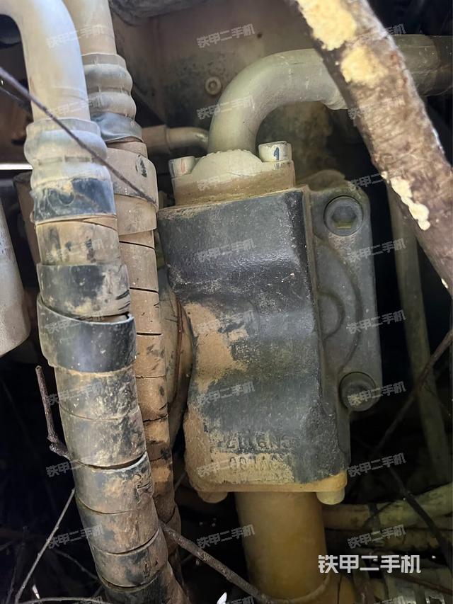 液压泵舱室正面整体（整机外观）