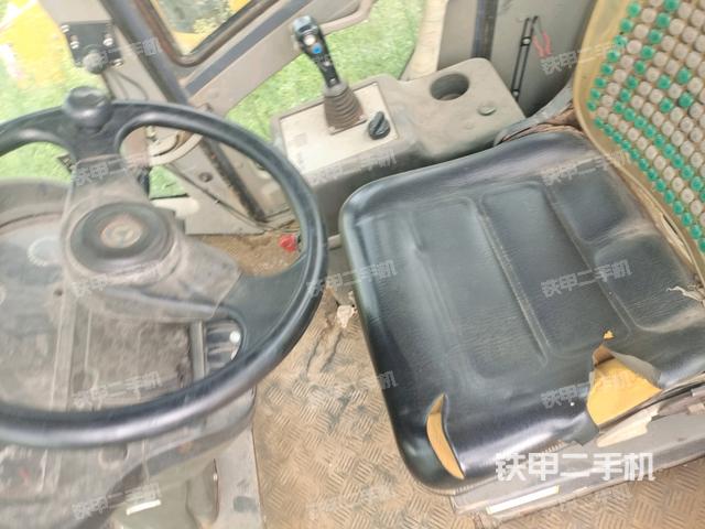 驾驶室内座椅、仪表操作手柄全景（压路机驾驶室）