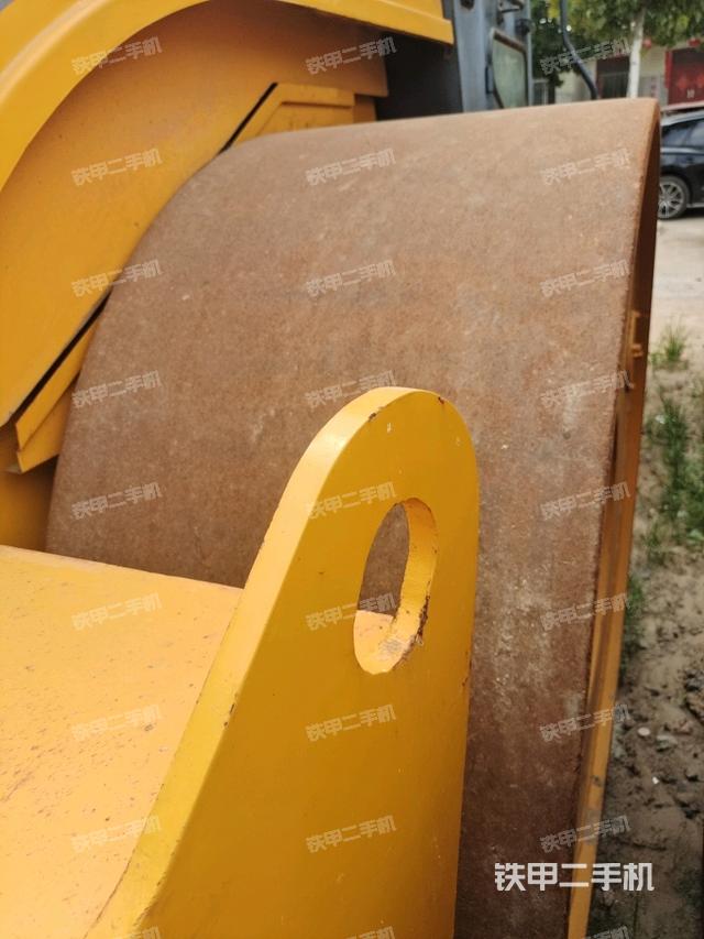 前轮右侧减震块连接及部件（压路机前后车架）