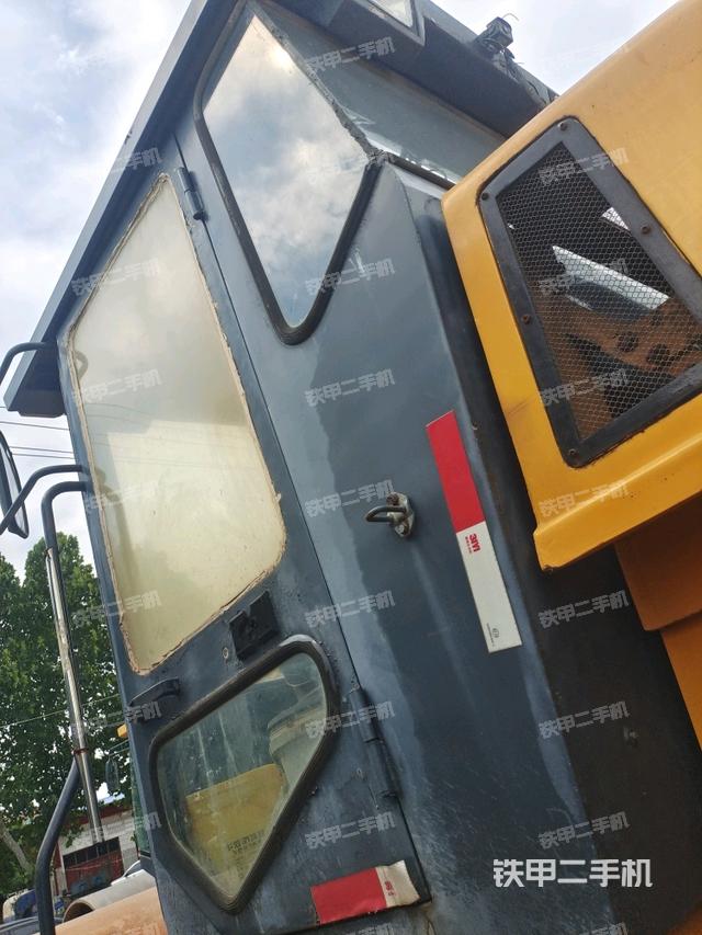 左侧正面照（压路机驾驶室）