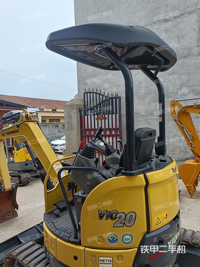 駕駛室頂部（整機外觀）