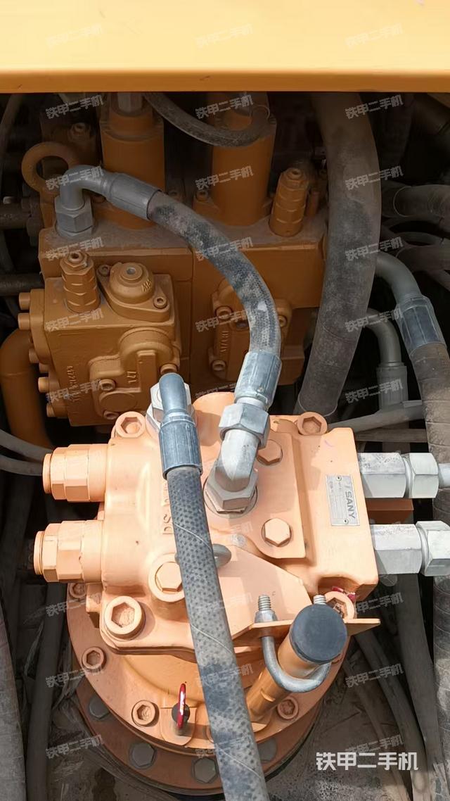 回转马达和主控阀（整机外观）