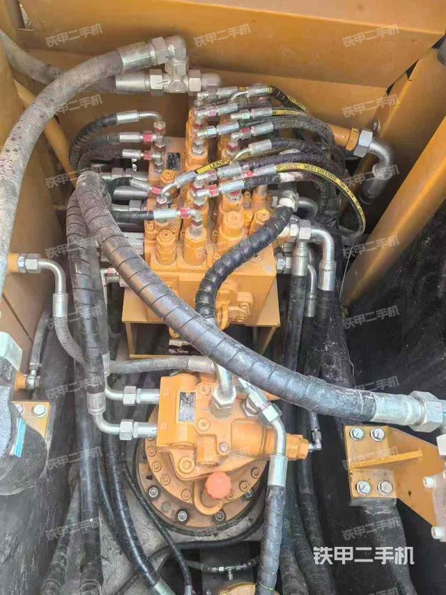 回转马达和主控阀（整机外观）