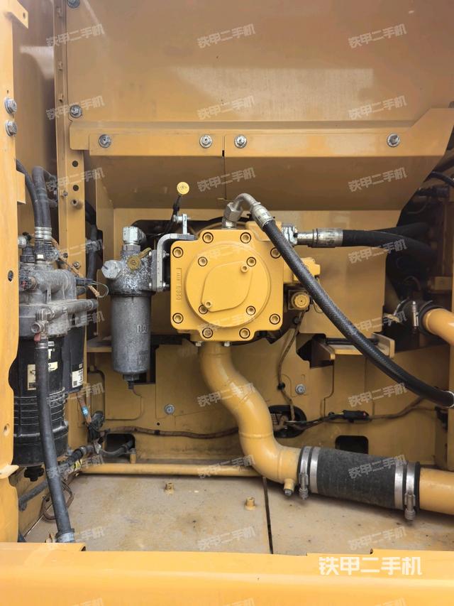 液压泵舱室正面整体（整机外观）