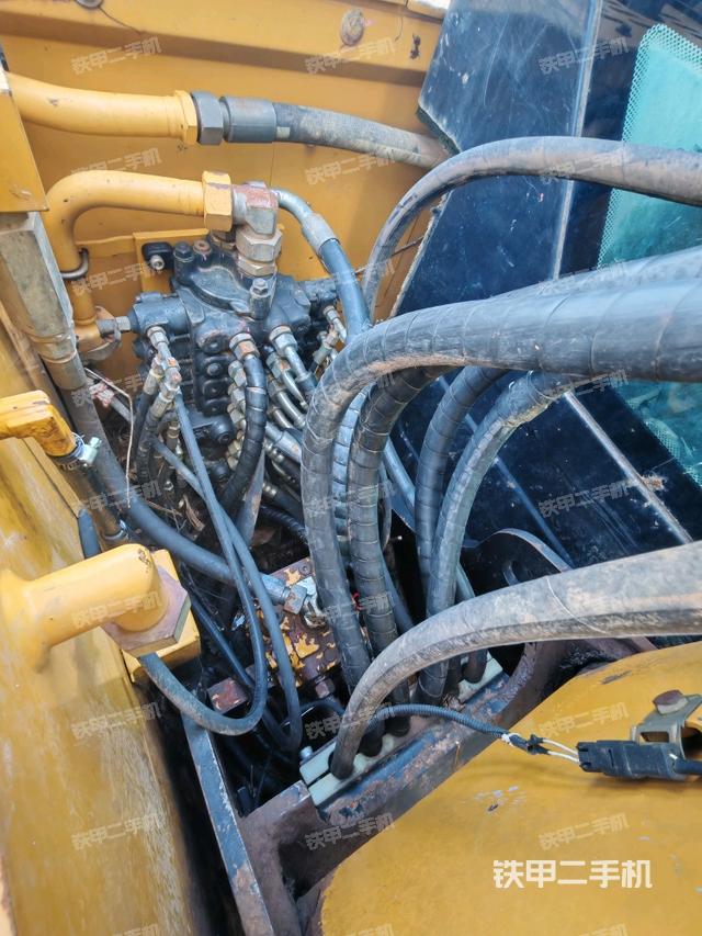 回转马达和主控阀（整机外观）