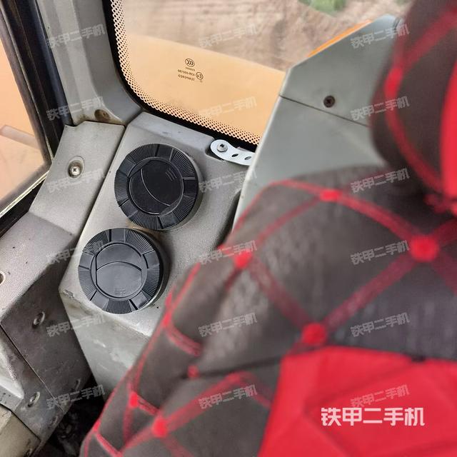 回转马达和主控阀（整机外观）