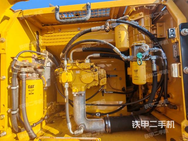 液压泵舱室正面整体（整机外观）