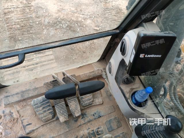 行走控制手柄和踏板 俯拍（驾驶室部分）