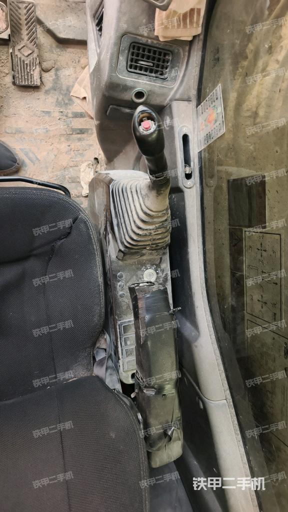 座椅右侧控制台/钥匙门/油门/含右手柄（驾驶室部分）