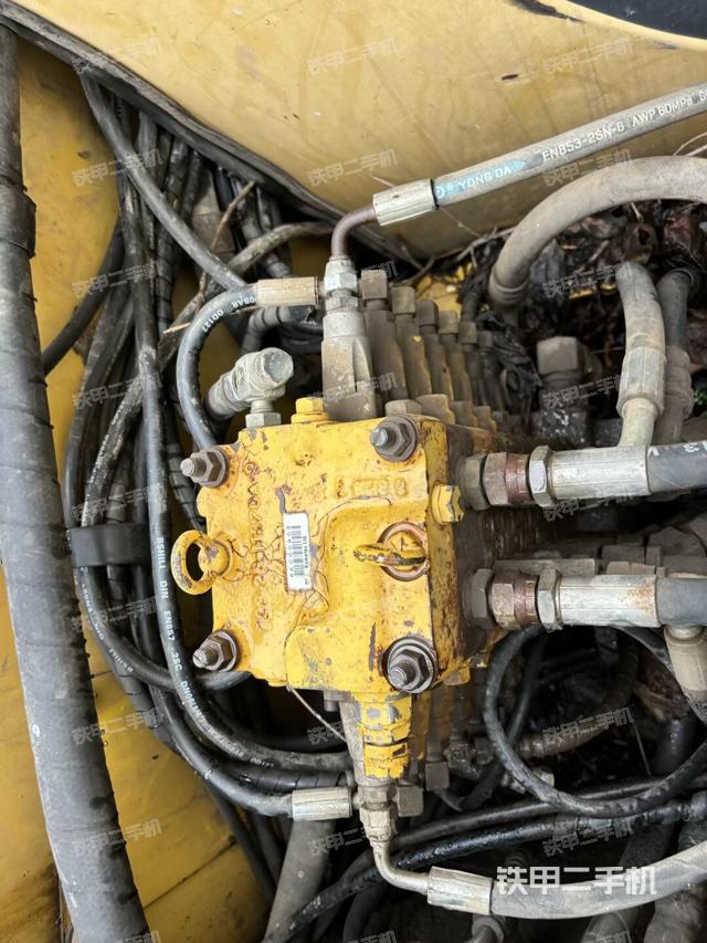 回轉(zhuǎn)馬達(dá)和主控閥（整機(jī)外觀）