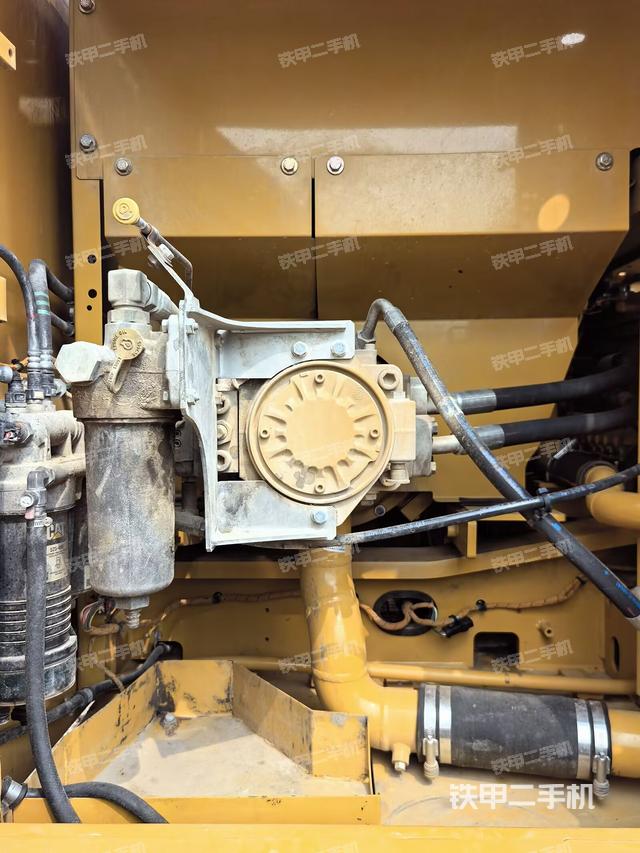 液压泵舱室正面整体（整机外观）