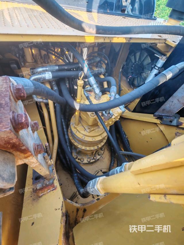 回转马达和主控阀（整机外观）