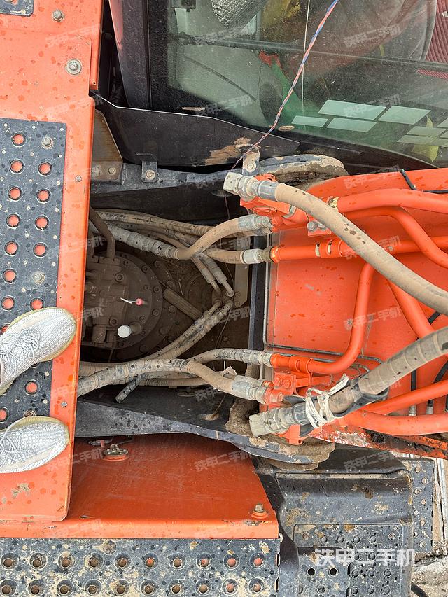 回转马达和主控阀（整机外观）