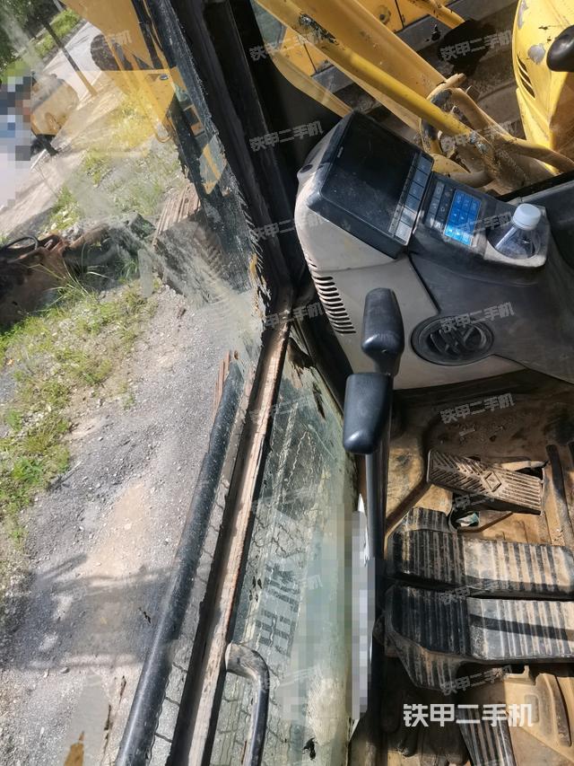 行走控制手柄和踏板 俯拍（驾驶室部分）