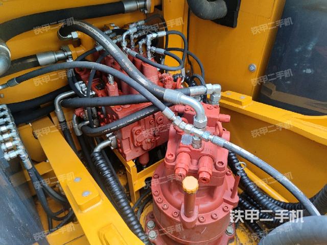 回轉(zhuǎn)馬達(dá)和主控閥（整機(jī)外觀）