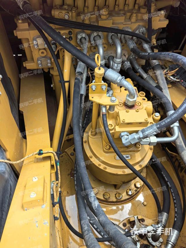 回转马达和主控阀（整机外观）