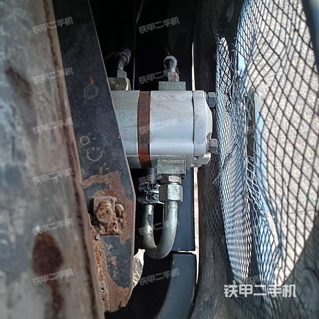 液壓泵艙室正面整體(整機外觀) 液壓泵艙室正面整體(整機外觀)
