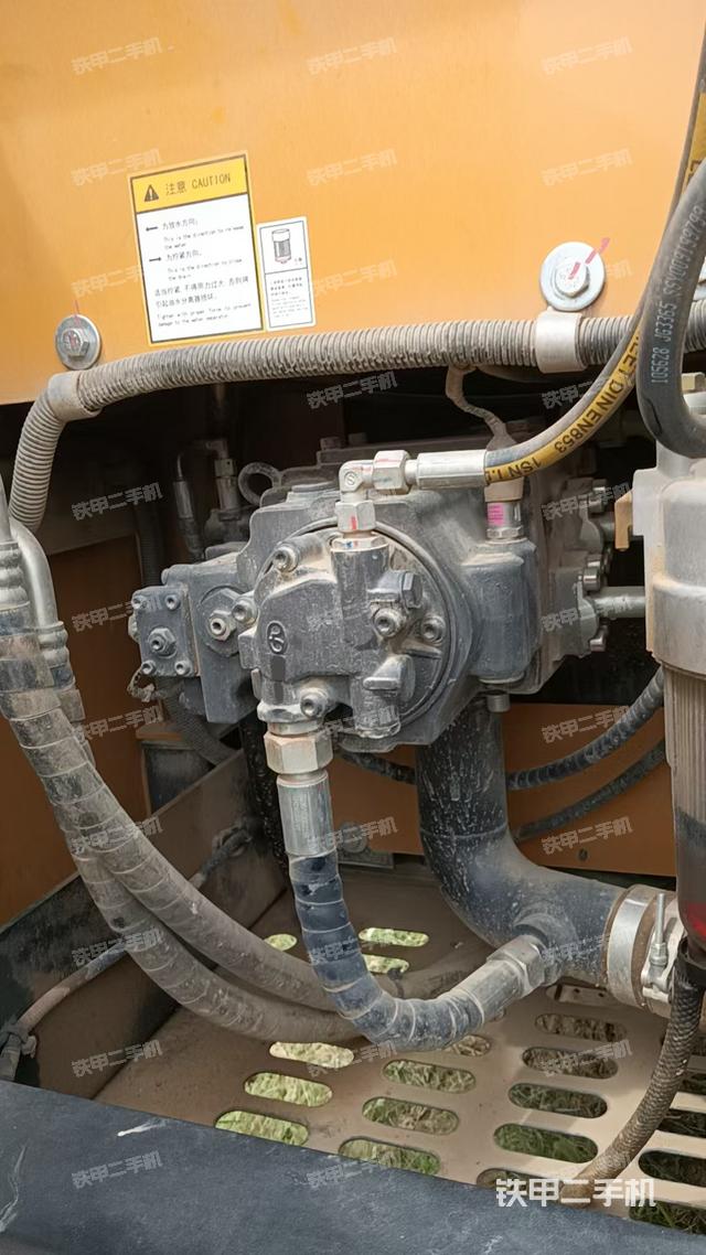 液压泵舱室正面整体（整机外观）