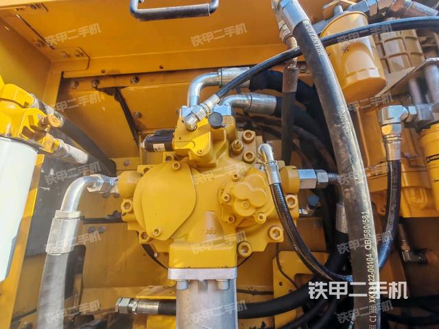 液压泵舱室正面整体（整机外观）