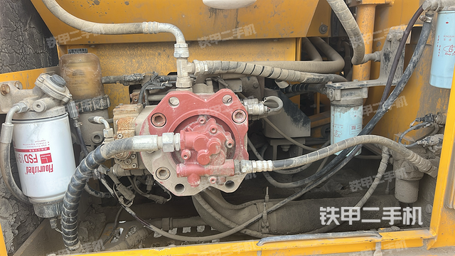 液压泵舱室正面整体（整机外观）