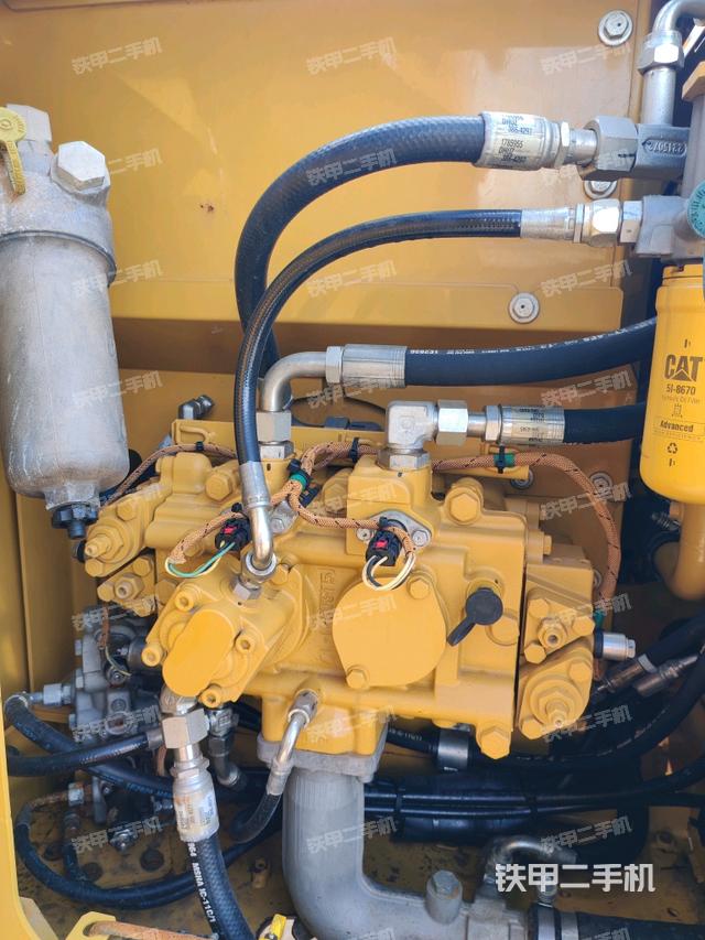 液压泵舱室正面整体（整机外观）