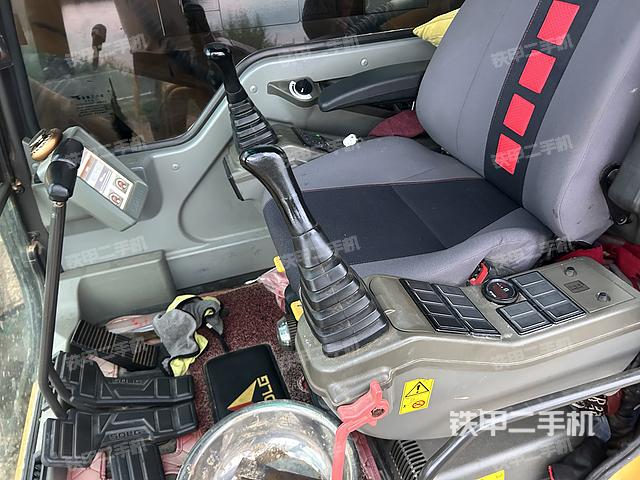 駕駛室整體(整機(jī)外觀(guān)) 駕駛室整體(整機(jī)外觀(guān))