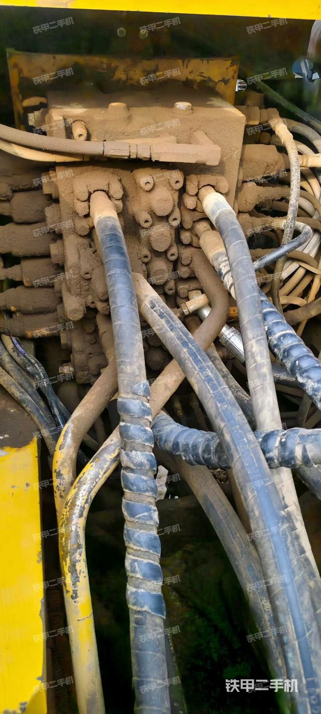 回转马达和主控阀（整机外观）