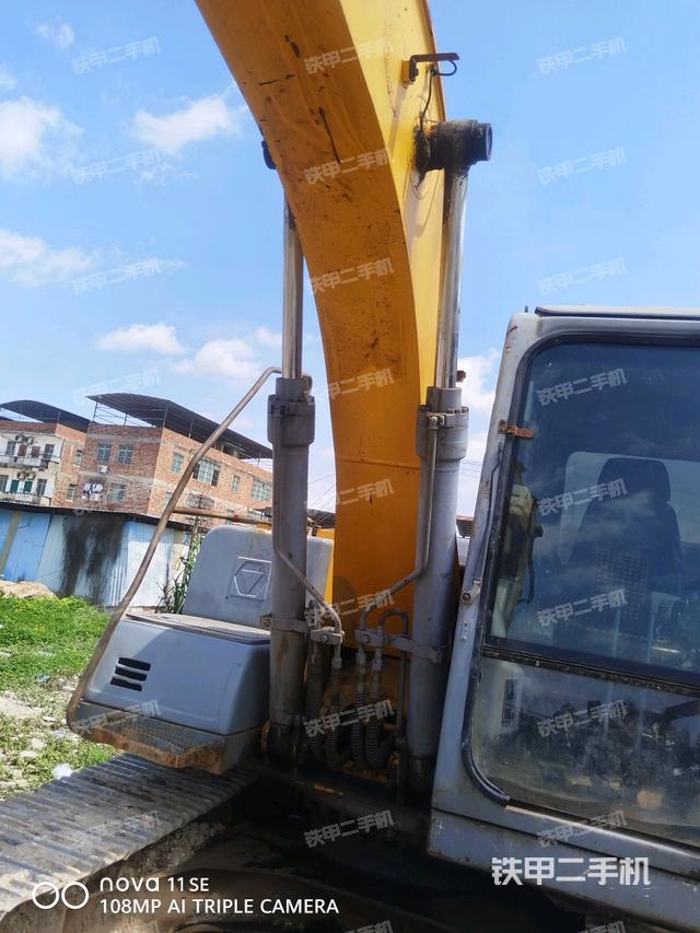 大臂油缸整体 竖拍（工作和回转装置）