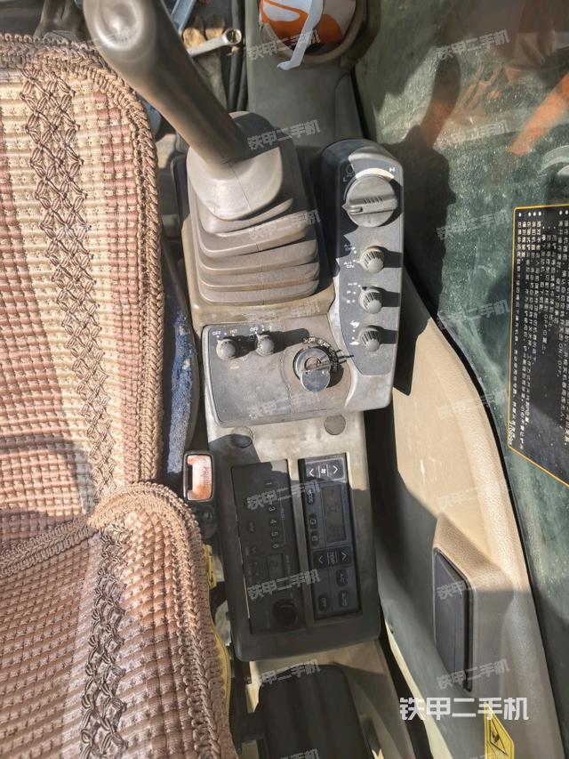 行走控制手柄和踏板?俯拍（駕駛室部分）