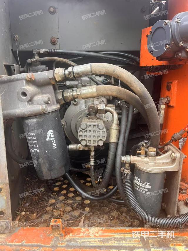 液压泵舱室正面整体（整机外观）