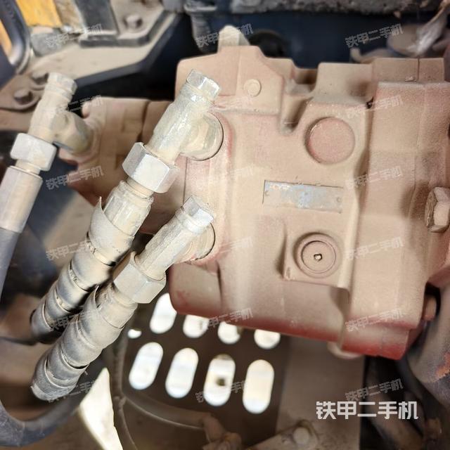 液压泵舱室正面整体（整机外观）