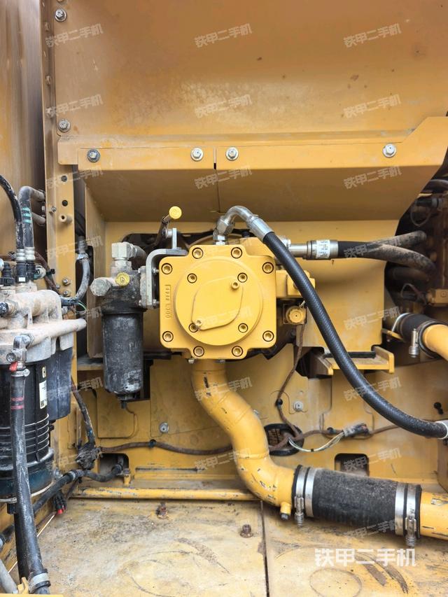 液压泵舱室正面整体（整机外观）