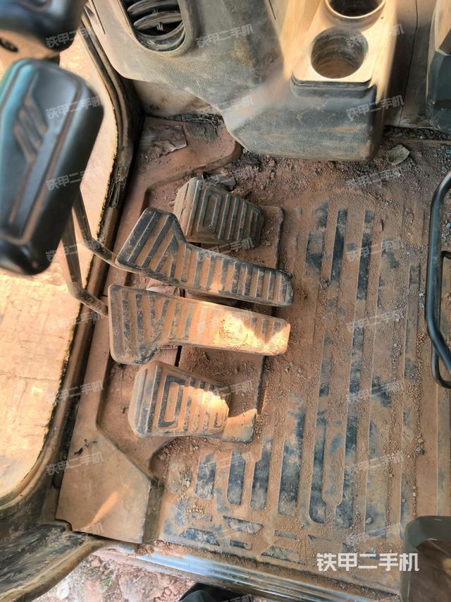 行走控制手柄和踏板 俯拍（驾驶室部分）