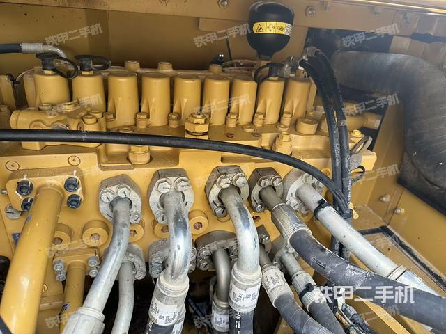 回转马达和主控阀（整机外观）