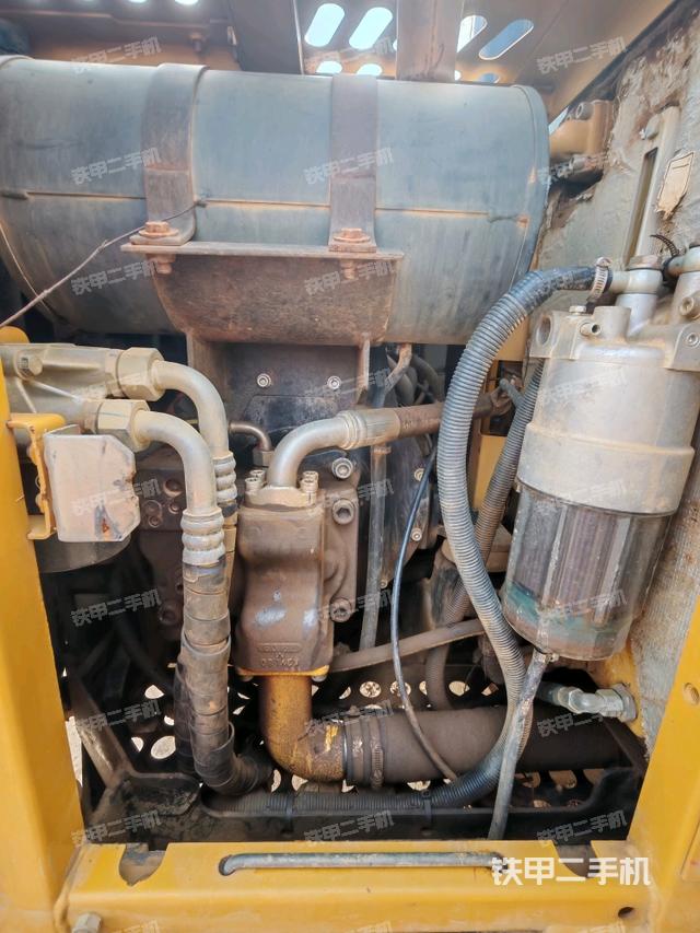 液压泵舱室正面整体（整机外观）