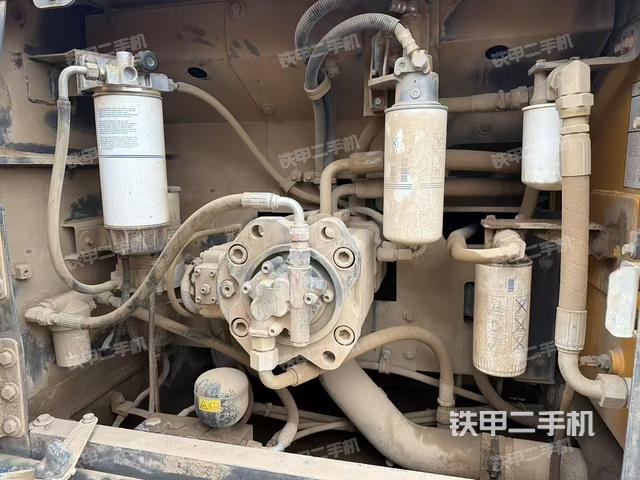 液压泵舱室正面整体（整机外观）