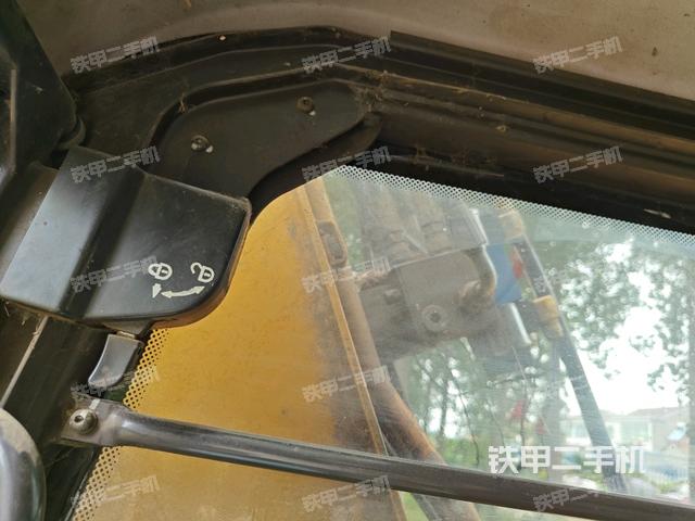 行走控制手柄和踏板?俯拍（駕駛室部分）