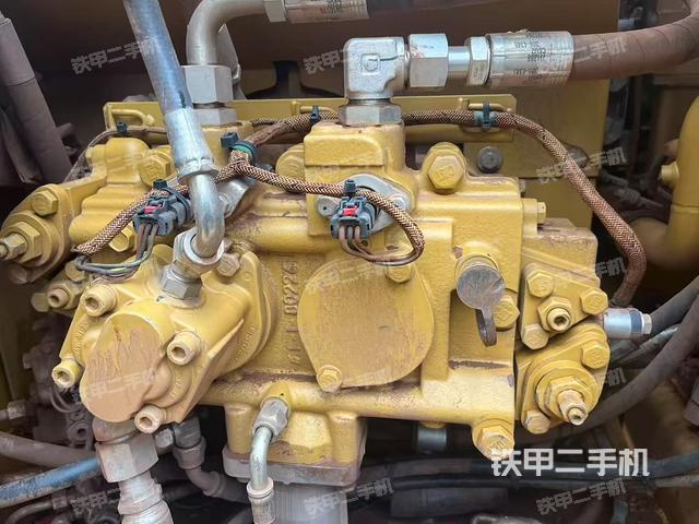 液压泵舱室正面整体（整机外观）