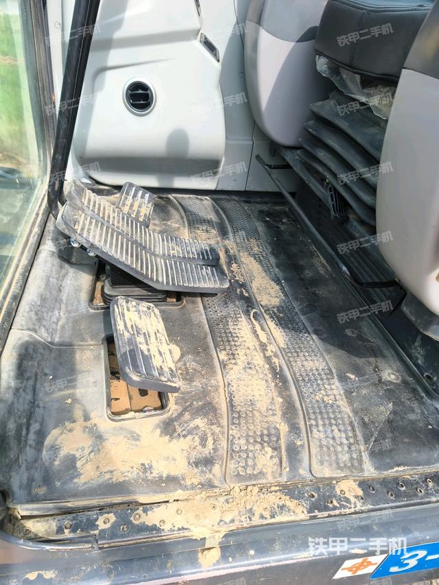 座椅右侧控制台/钥匙门/油门/含右手柄（驾驶室部分）