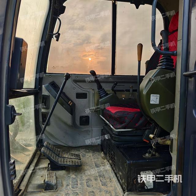 驾驶室顶部（整机外观）