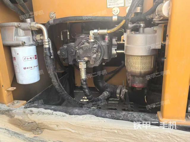 液压泵舱室正面整体（整机外观）