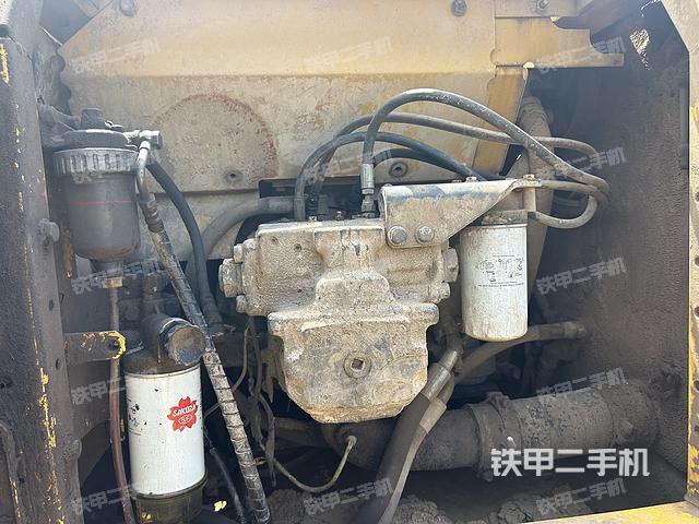 液壓泵艙室正面整體（整機外觀）