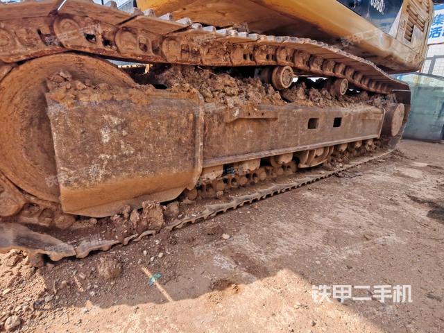 單側(cè)履帶整體(整機(jī)外觀) 單側(cè)履帶整體(整機(jī)外觀)