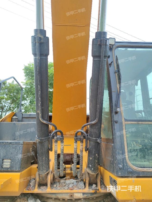 大臂油缸整体 竖拍（工作和回转装置）