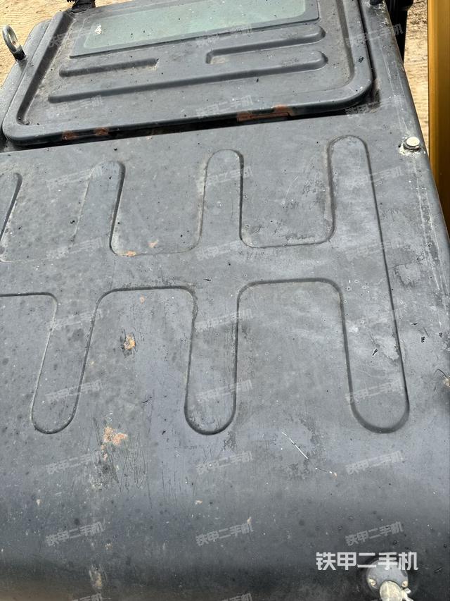 駕駛室頂部(整機(jī)外觀) 駕駛室頂部(整機(jī)外觀)