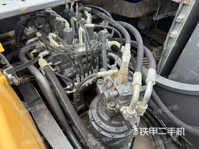 回转马达和主控阀（整机外观）