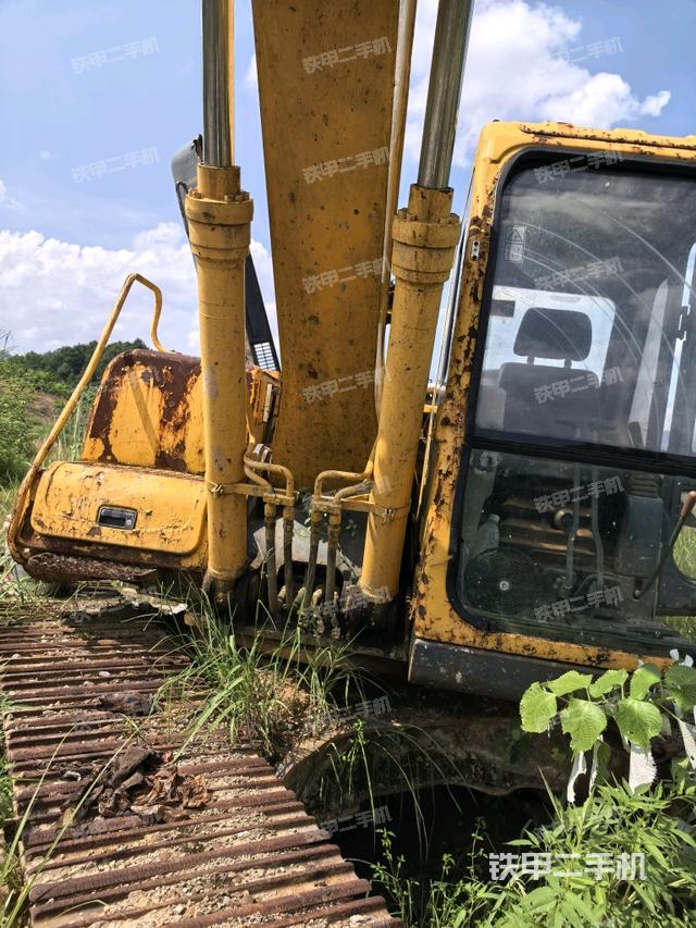 大臂油缸整体 竖拍（工作和回转装置）